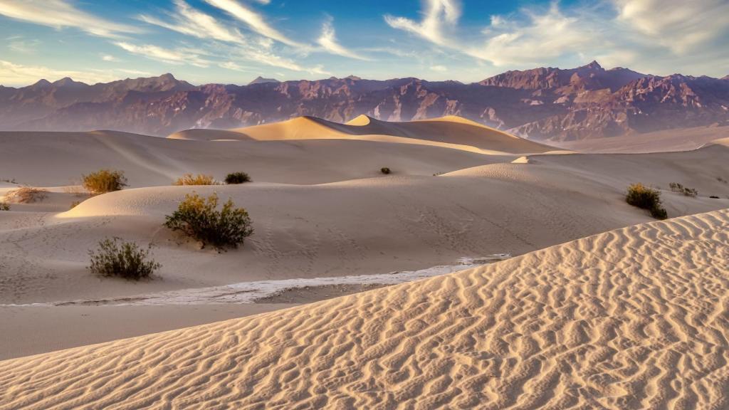 Dunas de arena del desierto de Death Valley, California.
