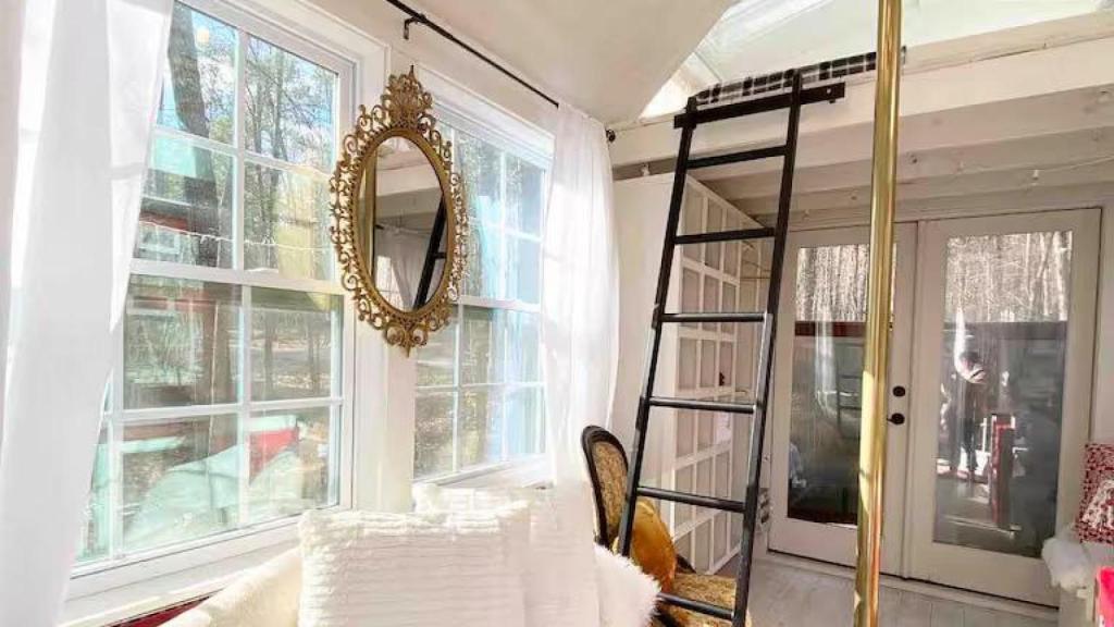 Interior de la casa prefabricada simulando una estación de bomberos