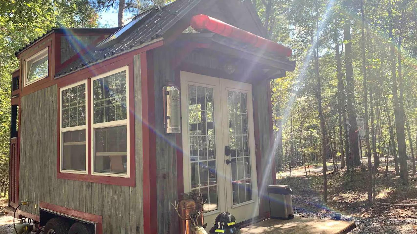 Casa prefabricada simulando una estación de bomberos