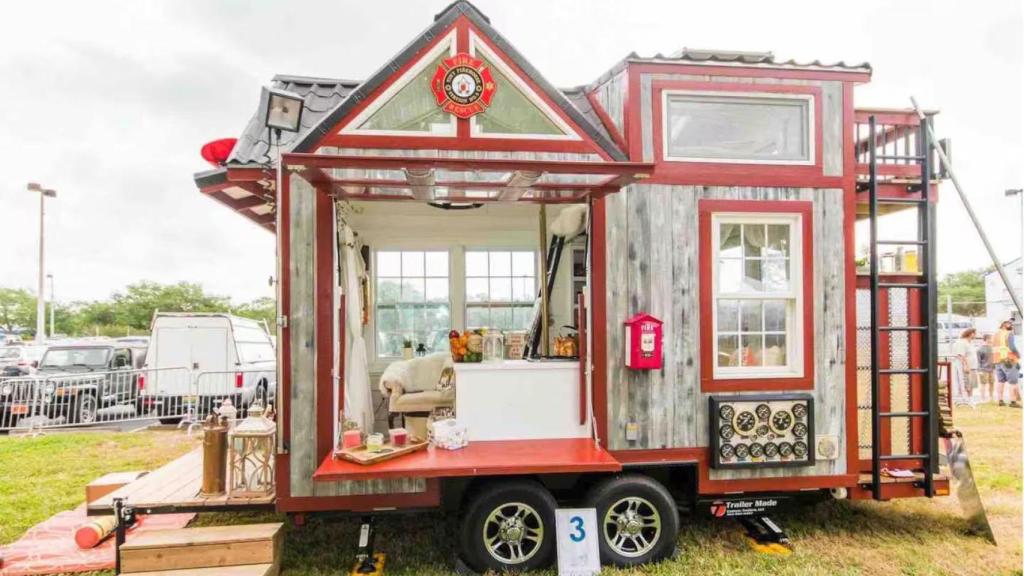 Casa prefabricada simulando una estación de bomberos