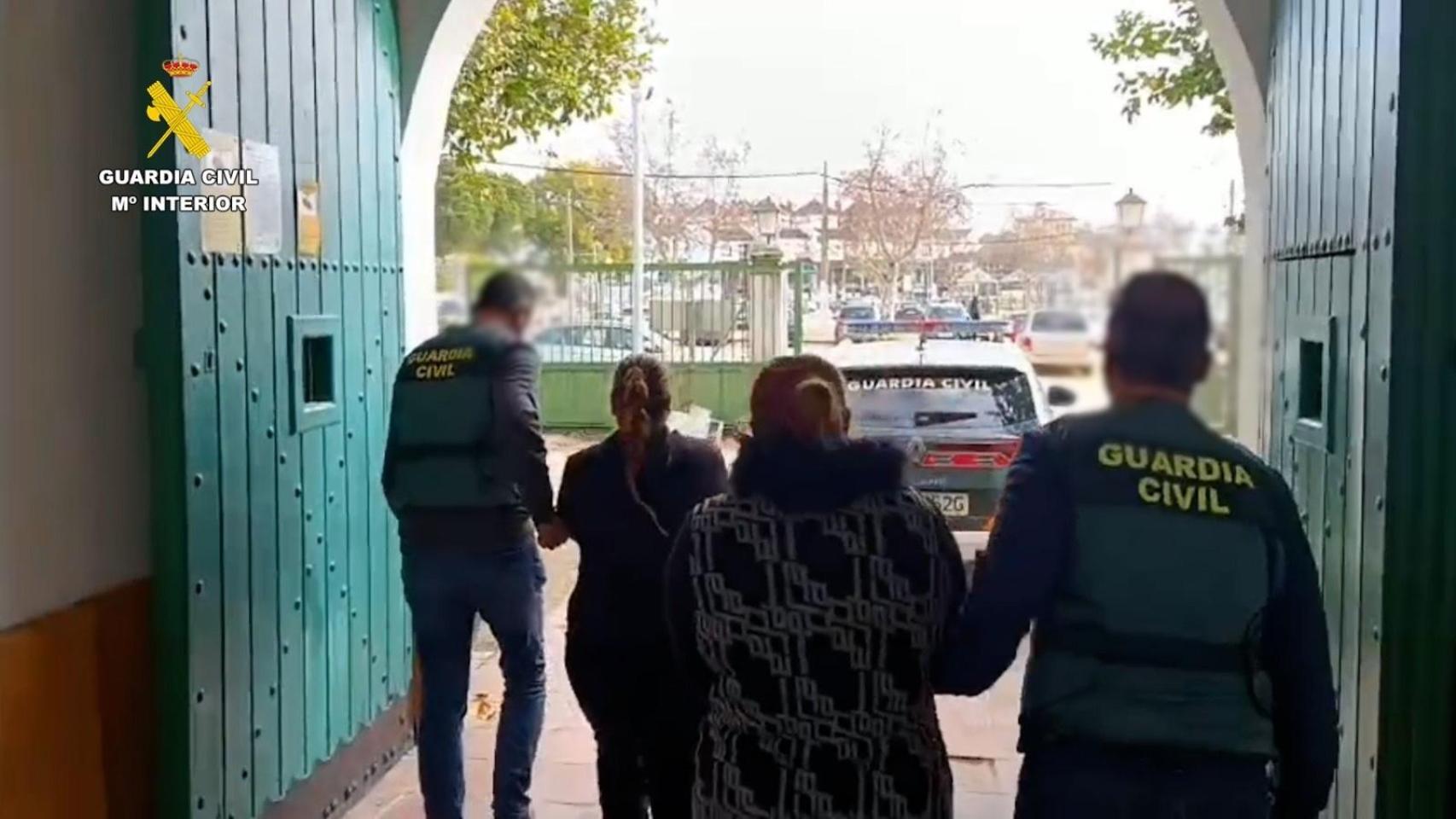 Agentes de la Guardia Civil con los detenidos por los presuntos robos.