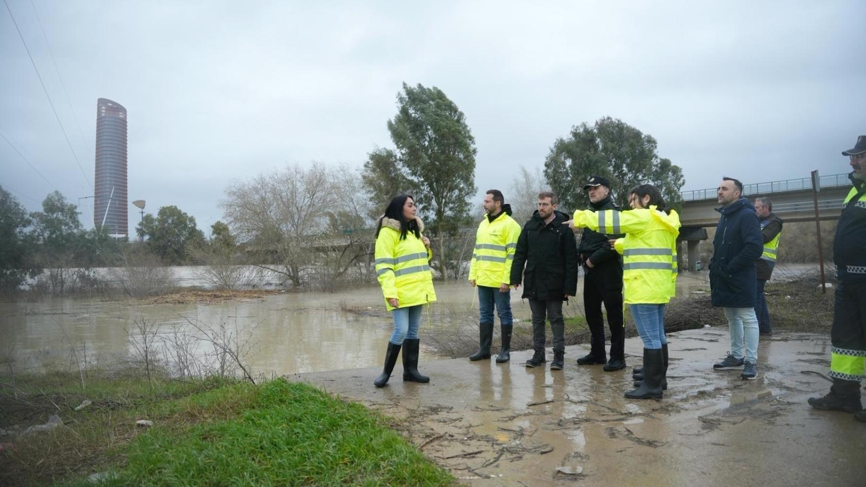 El subdelegado del Gobierno, junto al Puente de la Señorita, que une Sevilla con Camas.