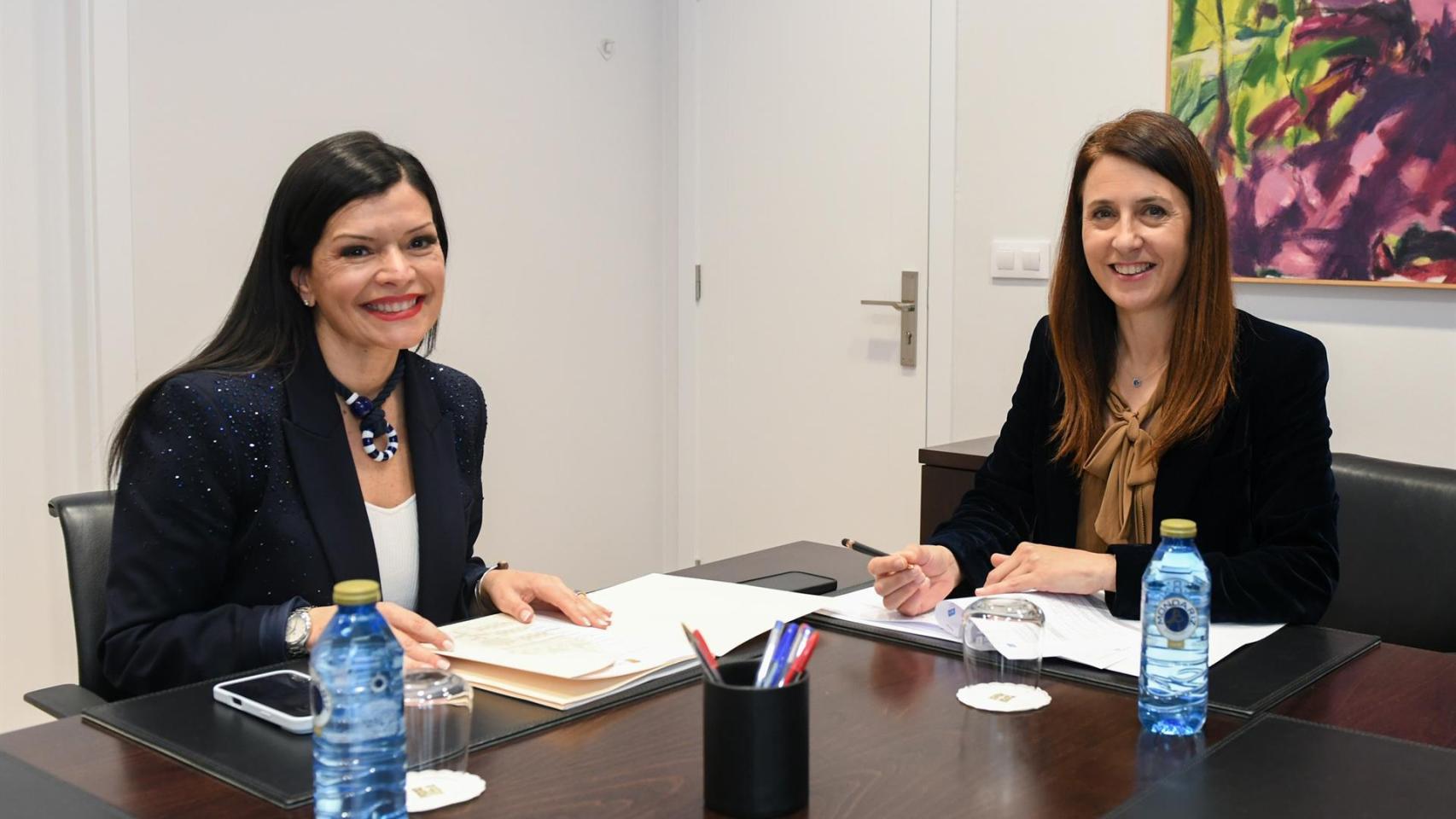 La conselleira do Medio Rural, María José Gómez, y la alcaldesa de Mos, Nidia Arévalo.