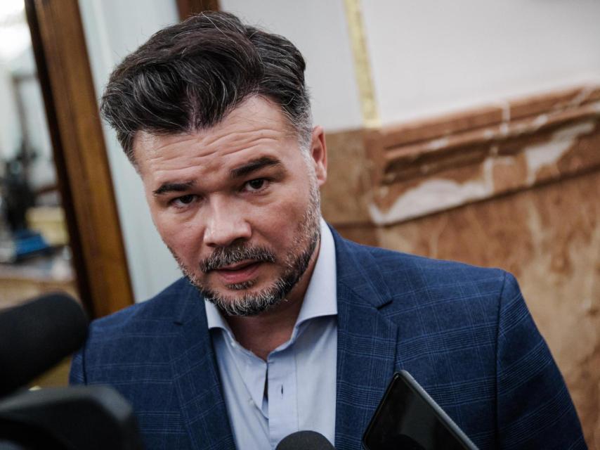 El portavoz de ERC en el Congreso, Gabriel Rufián, atiende a los medios durante un pleno en el Congreso de los Diputados.