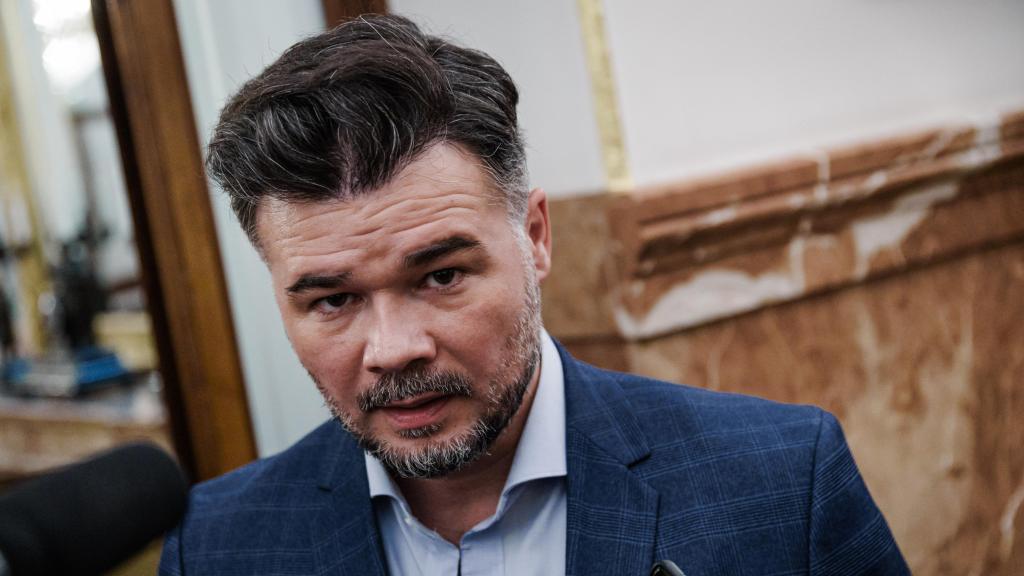 El portavoz de ERC en el Congreso, Gabriel Rufián, atiende a los medios durante un pleno en el Congreso de los Diputados, a 27 de mayo de 2025, en Madrid (España).