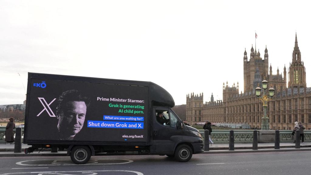 Un camión publicitario insta al Primer Ministro a plantar cara a Elon Musk y prohibir X y Grok, en Londres, Reino Unido, el 14 de enero de 2026.