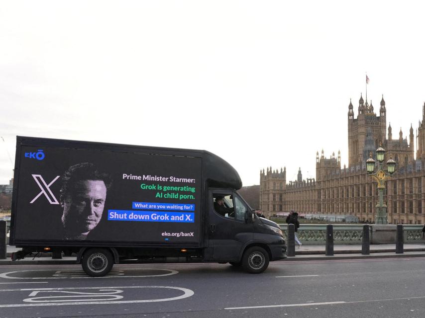 Un camión publicitario insta al primer ministro a plantar cara a Elon Musk y prohibir X y Grok, en Londres, Reino Unido, el 14 de enero de 2026.