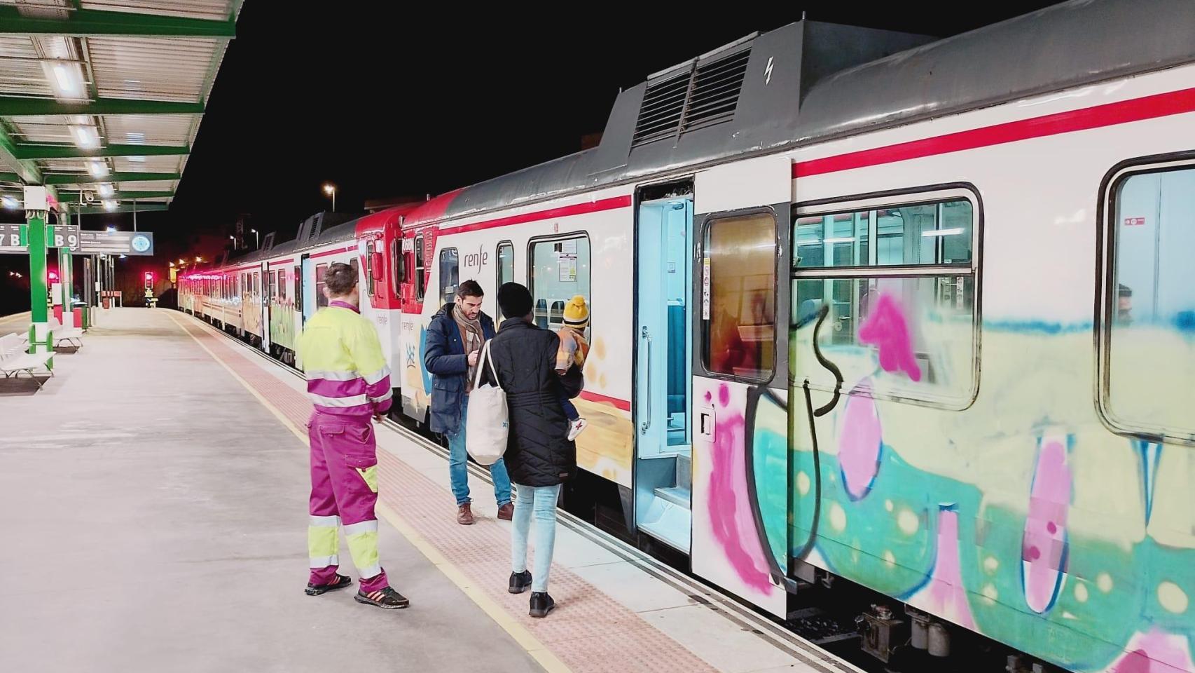 Una pasajera, junto a su bebé, la madrugada de este miércoles, siendo reubicada del AVE a un cercanías destartalado.
