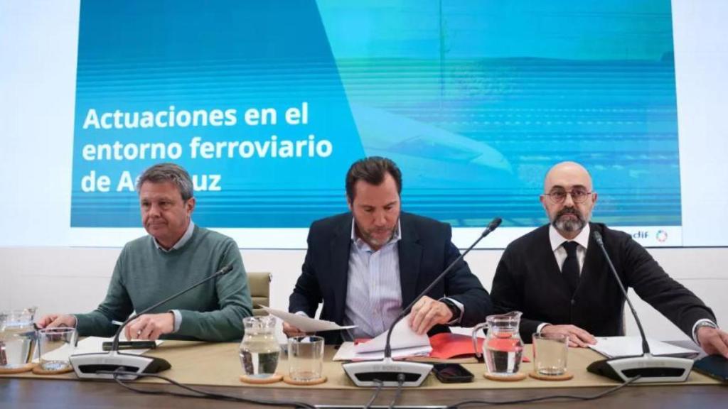 El ministro de Transportes y Movilidad Sostenible, Óscar Puente (c), acompañado del secretario de Estado de Transportes y Movilidad Sostenible, José Antonio Santano Clavero (i), y el presidente de Adif, Luis Pedro Marco de la Peña (d), compareciendo en rueda de prensa tras la tragedia de Adamuz.