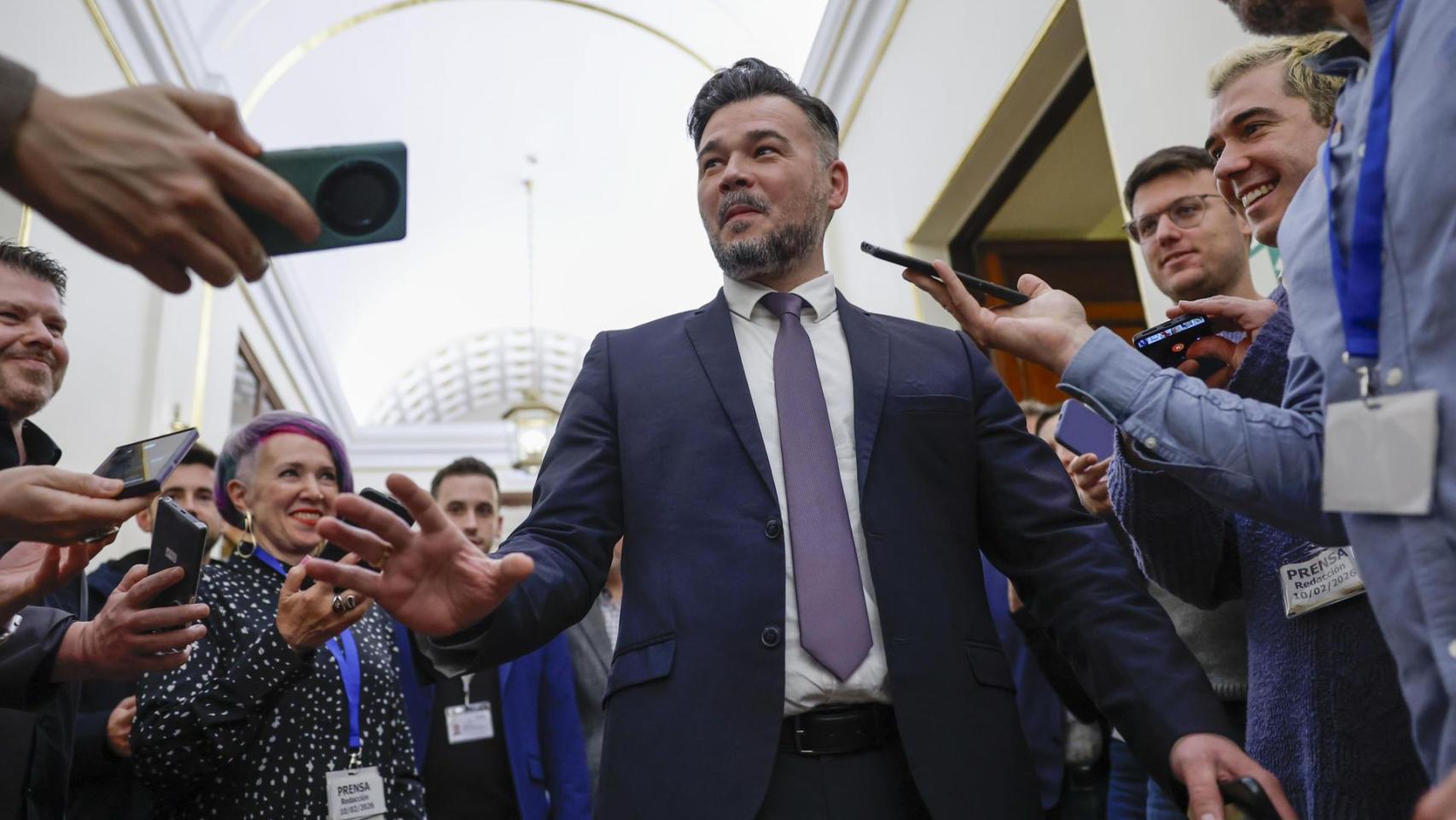 El portavoz de ERC, Gabriel Rufián, atiende a la prensa durante el pleno del Congreso de los Diputados, este martes en Madrid.