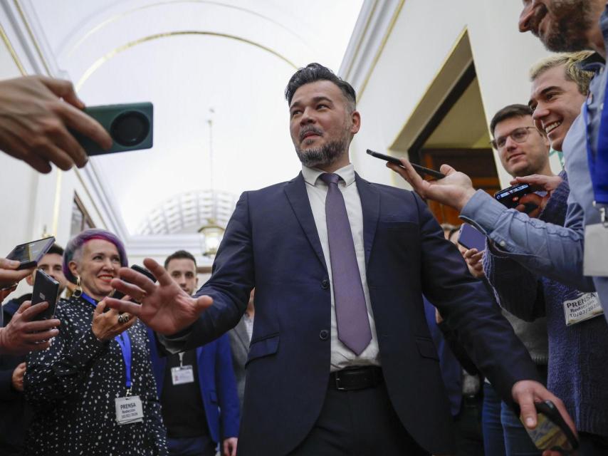 El portavoz de ERC, Gabriel Rufián, atiende a la prensa durante el pleno del Congreso de los Diputados, este martes en Madrid.