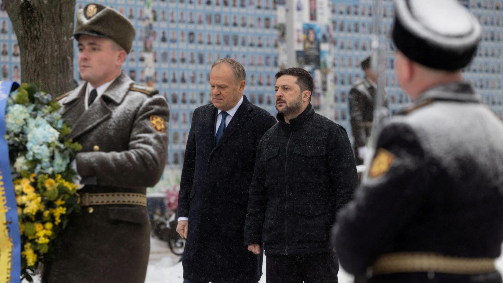 Volodímir Zelenski y el primer ministro polaco Donald Tusk la semana pasada en un homenaje a los muertos en Kiev.