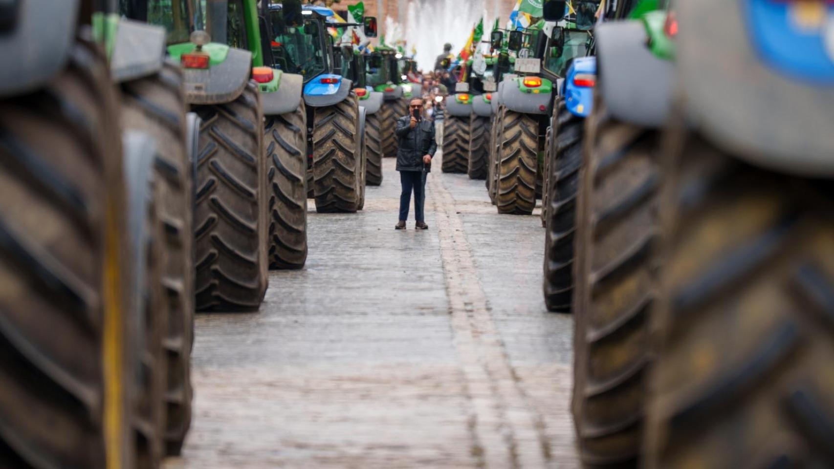 Gran tractorada en Madrid, en directo | Una protesta de 500 tractores cortará las calles de la capital afectando a más de 120 líneas de autobús