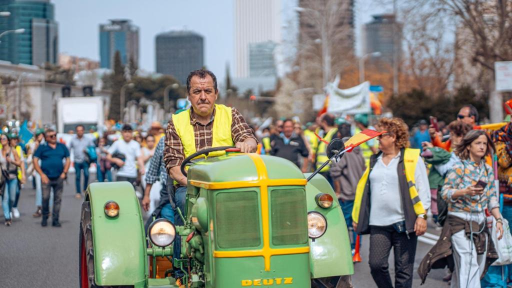 Un agricultor lleva un tractor durante una jornada de protestas de agricultores y ganaderos en Madrid.