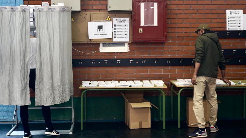 Un hombre decide su voto en unas elecciones en Castilla y León