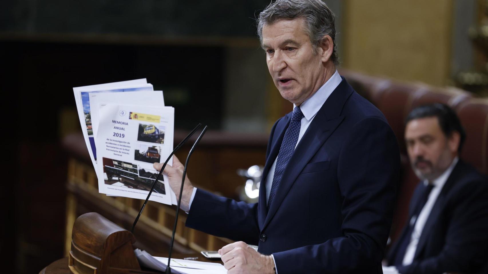 El presidente del PP, Alberto Núñez Feijóo, interviene desde la tribuna de oradores.