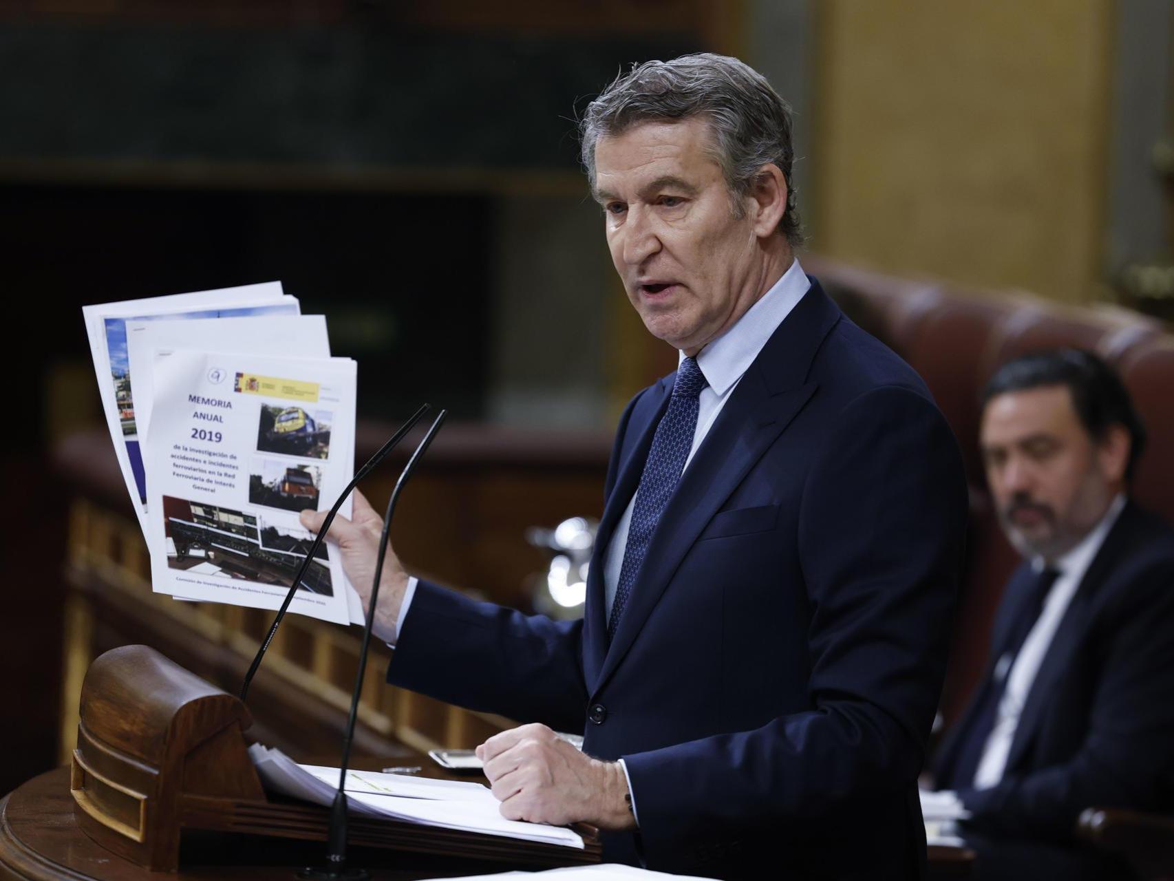 Sánchez atribuye el caos en los trenes a "la complejidad" y Feijóo asegura: "Su Gobierno irá al banquillo" por Adamuz