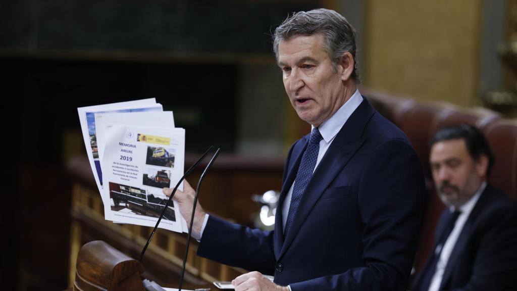 El presidente del PP, Alberto Núñez Feijóo, interviene desde la tribuna de oradores.