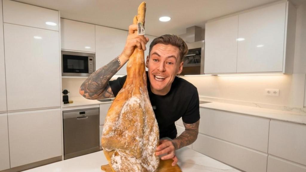 Víctor Sanchego mostrando un jamón con moho.