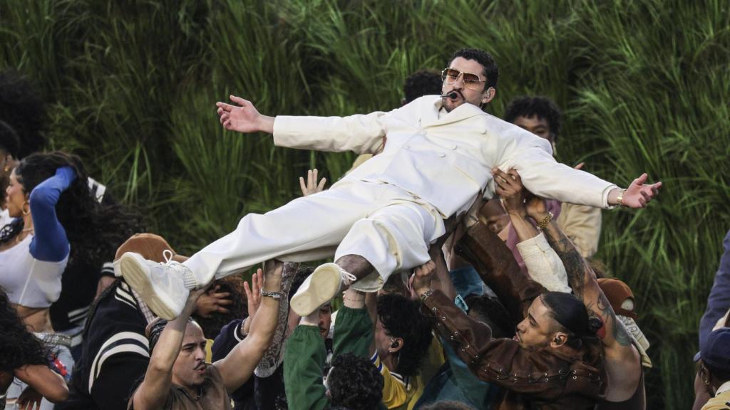 Bad Bunny actúa en el espectáculo de medio tiempo del Super Bowl LX.