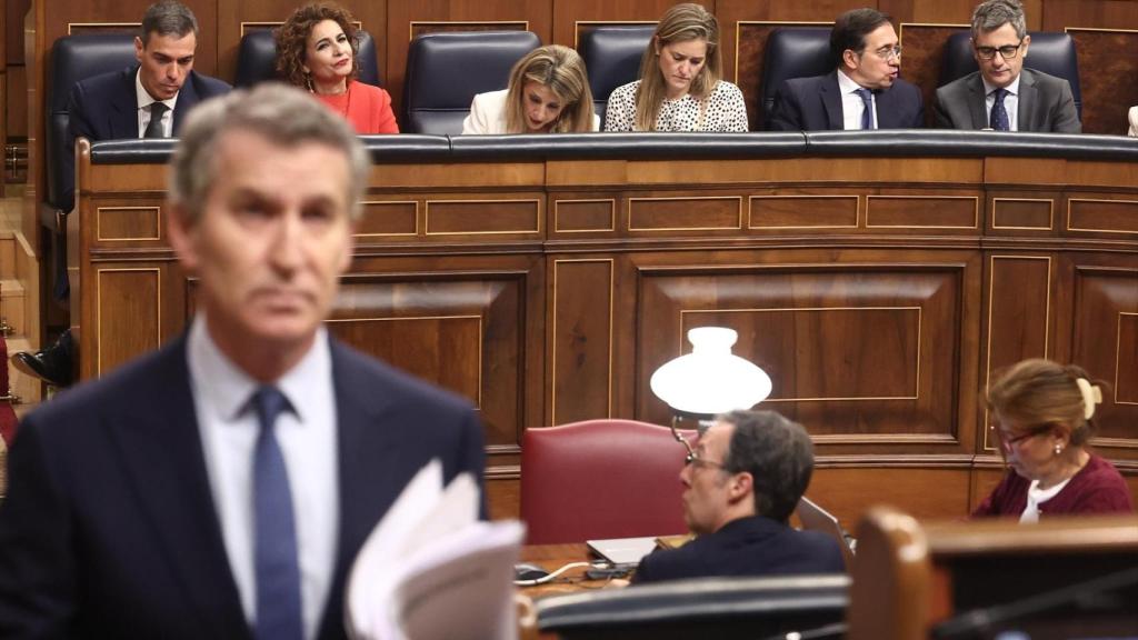 El presidente del PP, Alberto Núñez Feijóo, se dirige a la tribuna de oradores. Al fondo, Sánchez junto a María Jesús Montero.