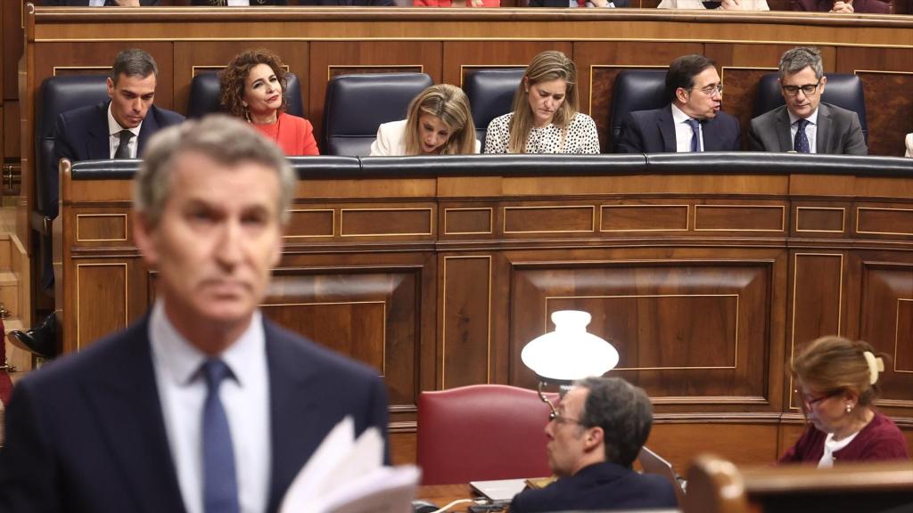 El presidente del PP, Alberto Núñez Feijóo, se dirige a la tribuna de oradores. Al fondo, Sánchez junto a María Jesús Montero.
