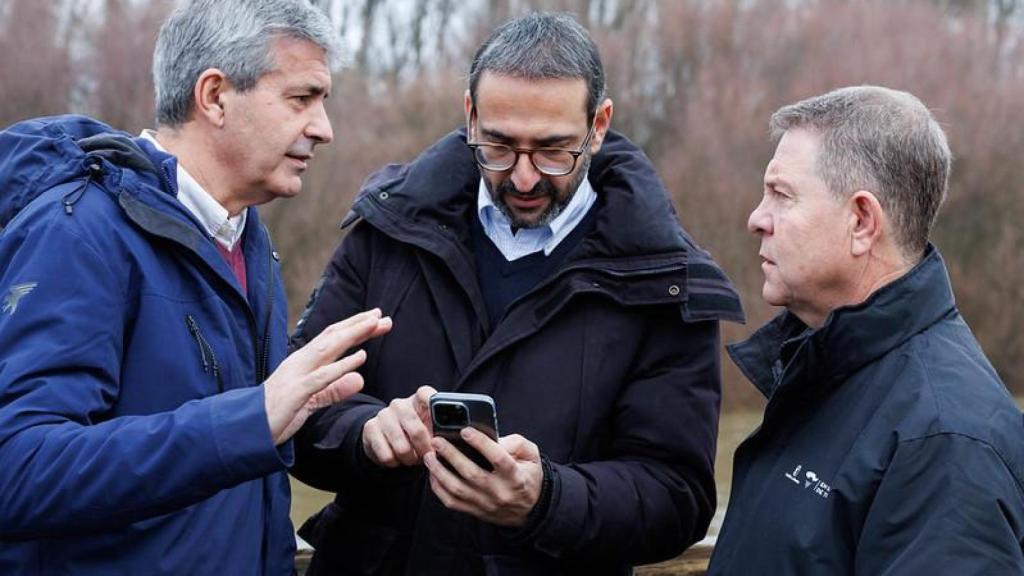 Sergio Gutiérrez junto al delegado de la Junta en Toledo, Álvaro Gutiérrez y al presidente de Castilla-La Mancha, Emiliano García-Page.