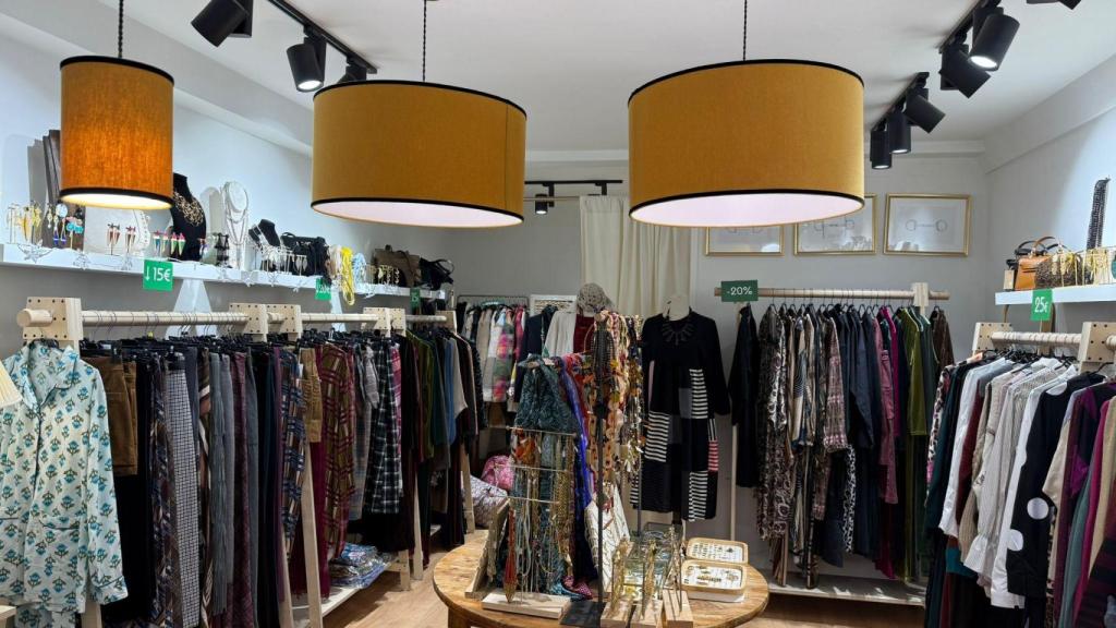 Guadarnés, ubicada en la calle Real, ofrece moda y complementos para mujer