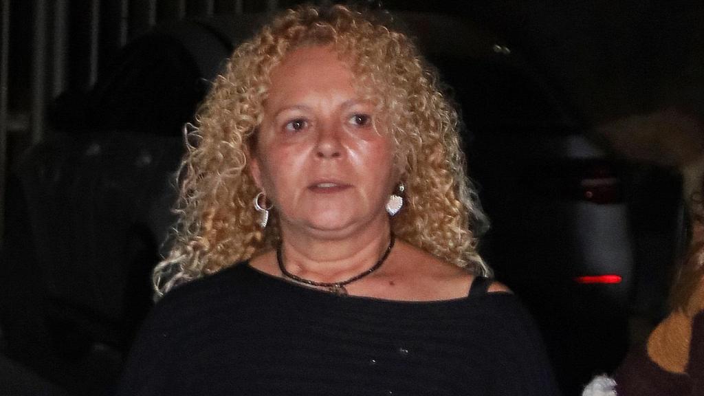 María del Mar, hermana de David Bisbal, a la salida del tanatorio, atendiendo a la prensa.