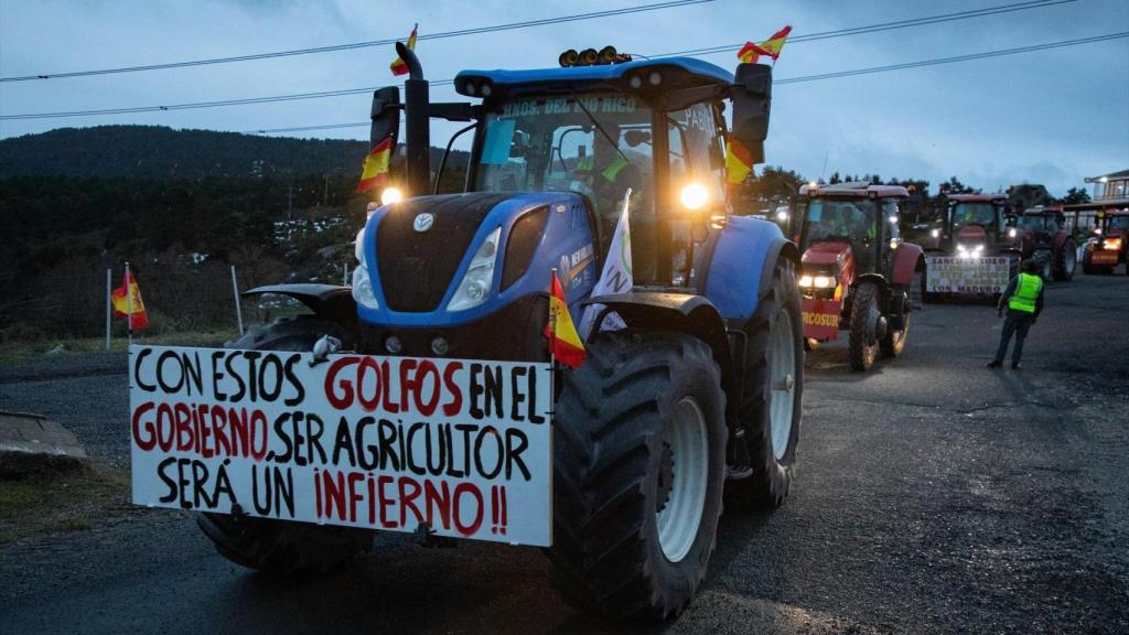Varios tractores circulan camino a Madrid en el Alto del León, a 11 de febrero de 2026, en Guadarrama, Madrid (España).