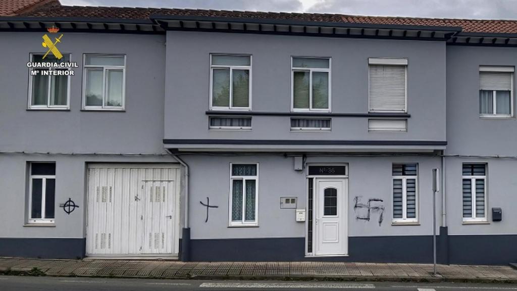 Pintadas en un edificio de Cariño.