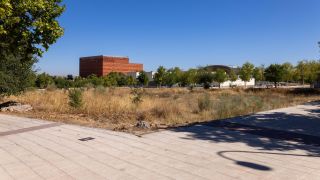 La parcela se encuentra en la confluencia entre las calle Río Guadalimar y Río Cabriel.