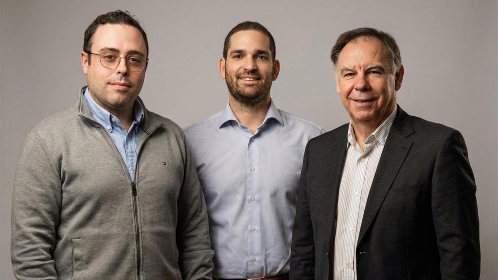 De izquierda a derecha: Alejandro Valero, cofundador de First Drop; Manuel Nieto, cofundador de First Drop y Javier Ponce, director general de la Sociedad Española para la Transformación Tecnológica (SETT).