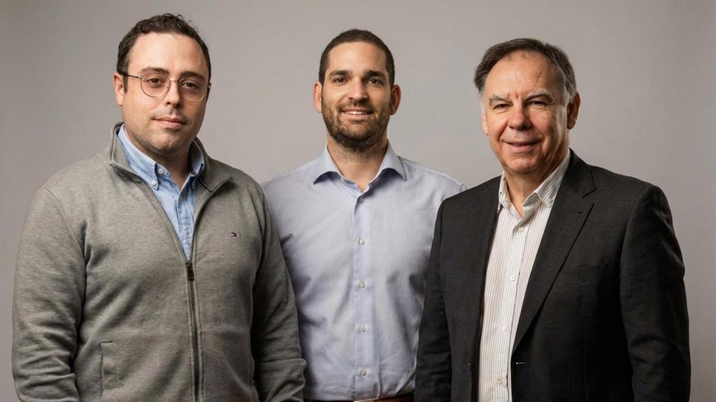 De izquierda a derecha: Alejandro Valero, cofundador de First Drop; Manuel Nieto, cofundador de First Drop y Javier Ponce, director general de la Sociedad Española para la Transformación Tecnológica (SETT).