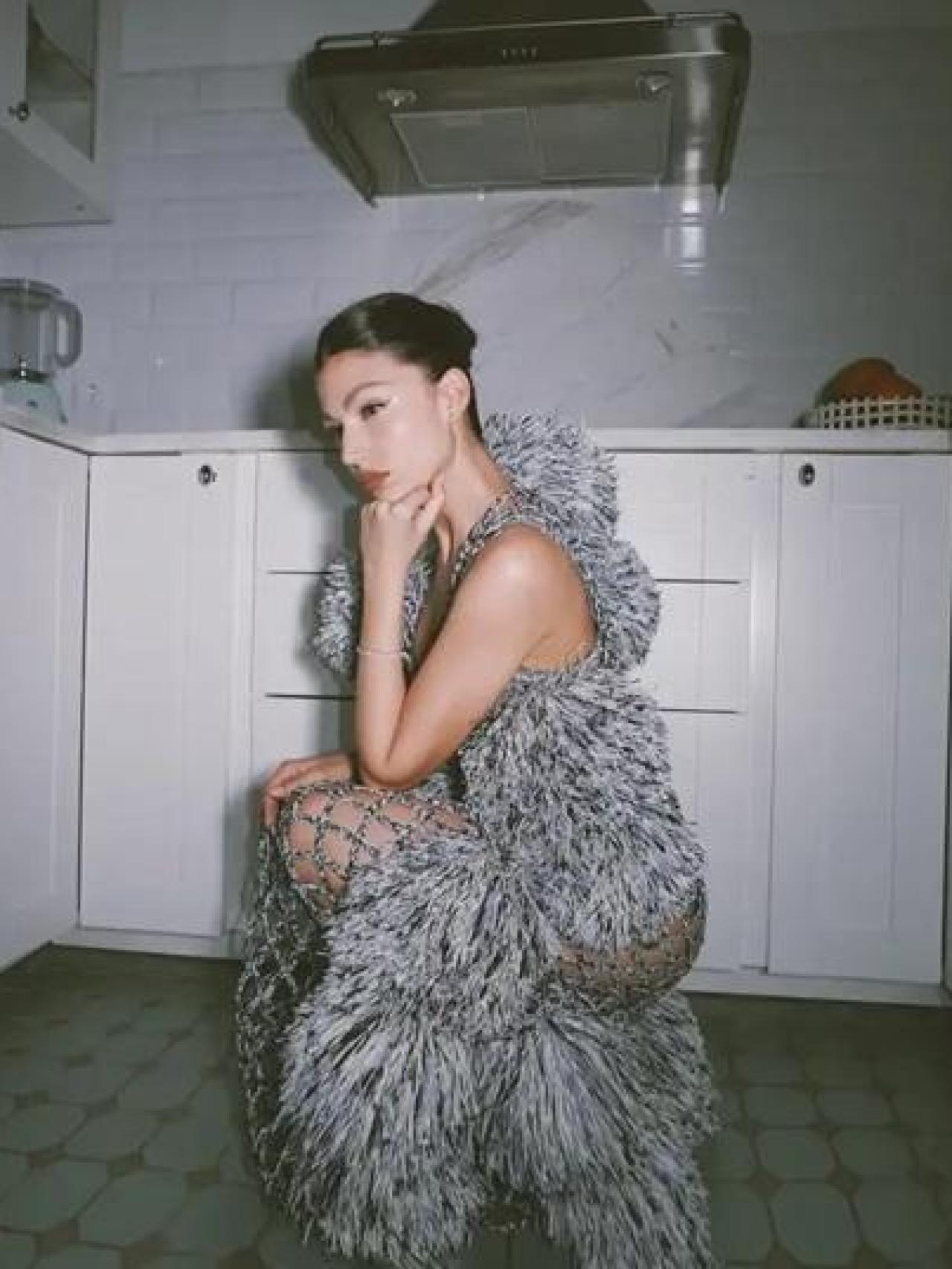 La actriz Úrsula Corberó en su sencilla cocina con suelo retro.