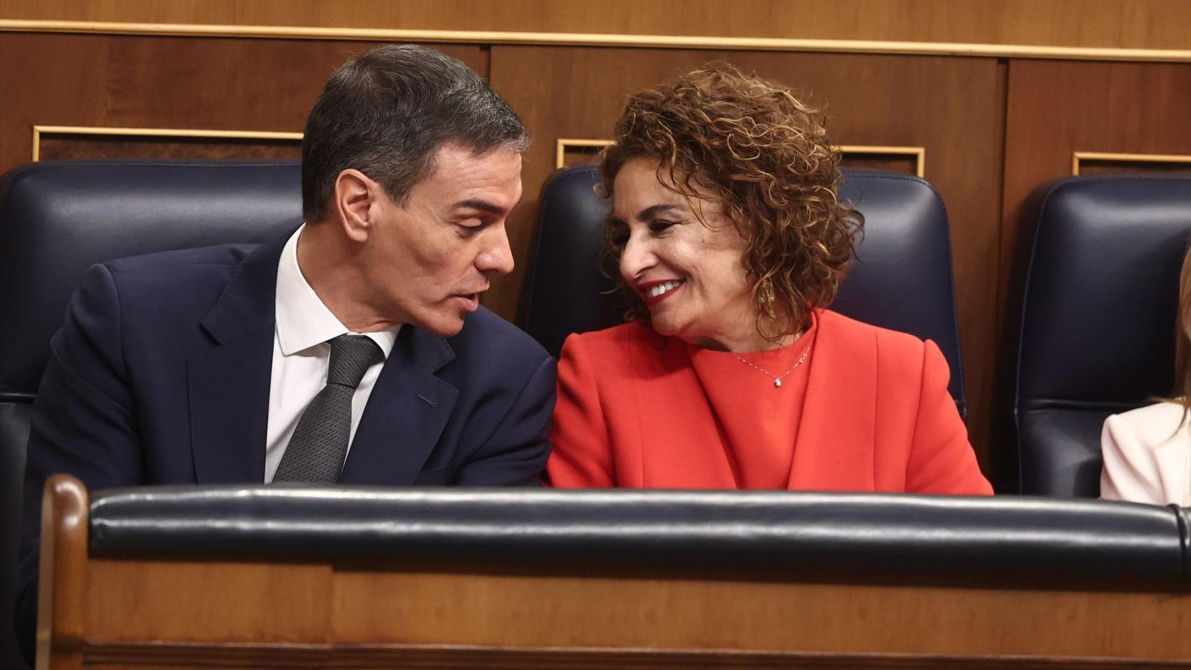 El presidente del Gobierno, Pedro Sánchez, y la vicepresidenta primera y ministra de Hacienda, María Jesús Montero, en una sesión de control al Gobierno.