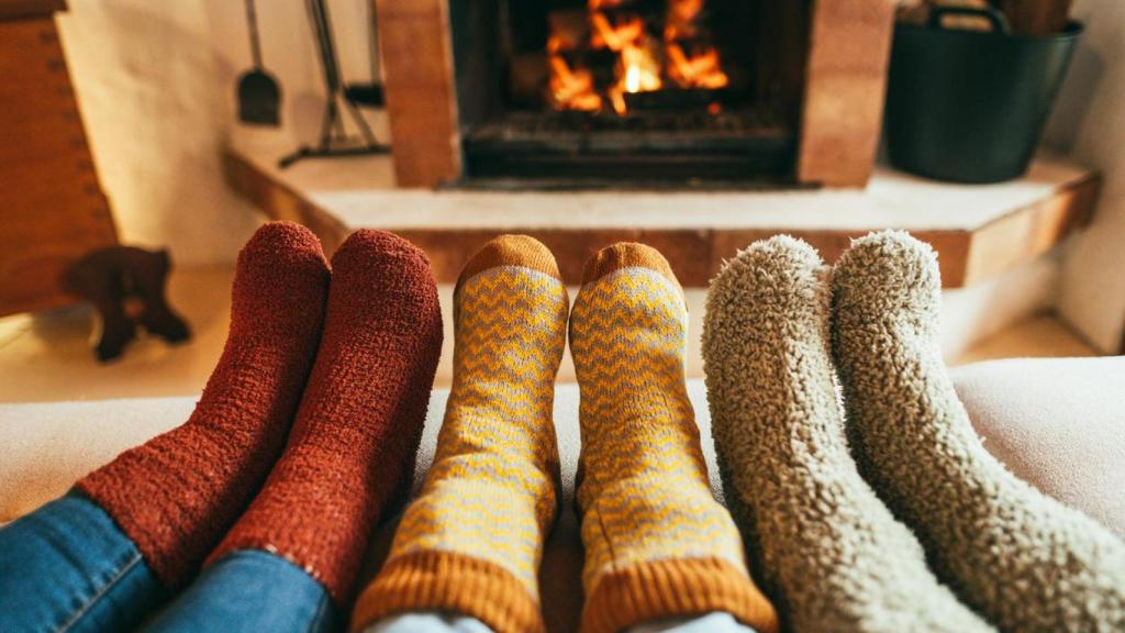 Una familia abrigada en casa.