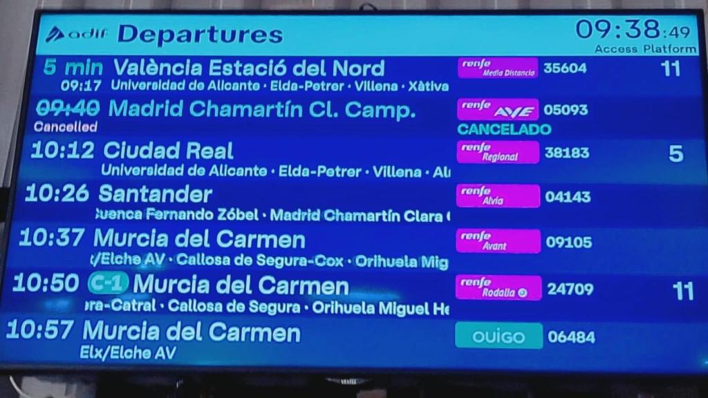 El cartel de la estación de tren de Alicante, este miércoles, anunciando la cancelación del AVE a Madrid de las 9.40 horas.