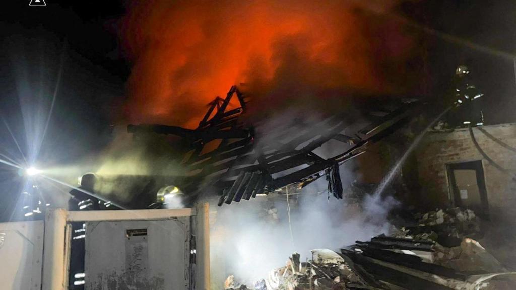 Los bomberos trabajan en el lugar de una casa alcanzada por un ataque con drones rusos