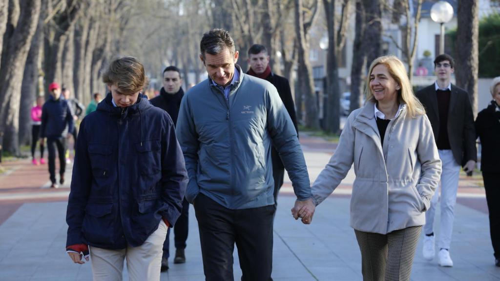 Iñaki Urdangarin y la infanta Cristina junto a su hijos.