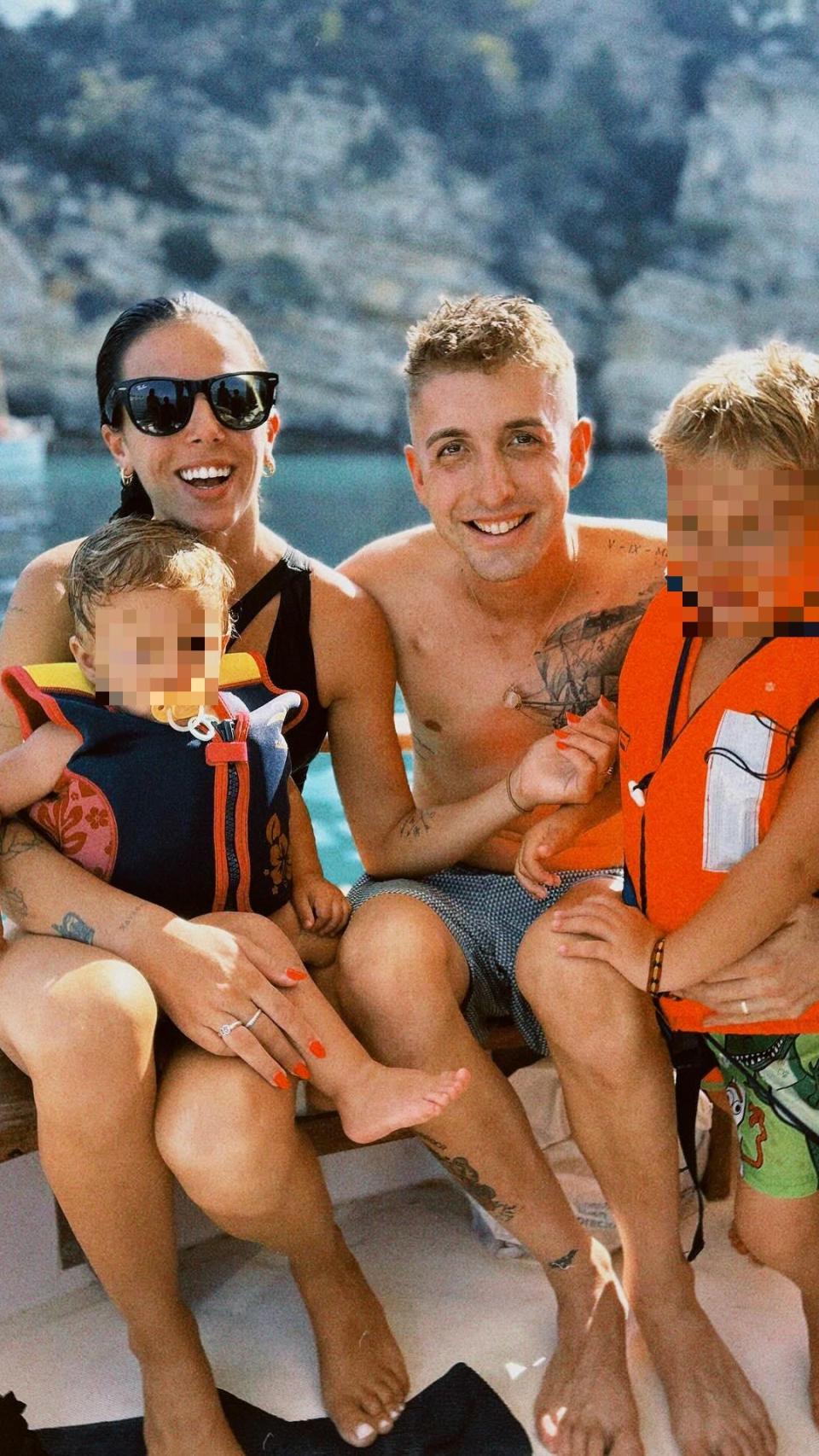 Xisco, junto a sus hijos y su mujer, en una imagen de sus redes sociales.