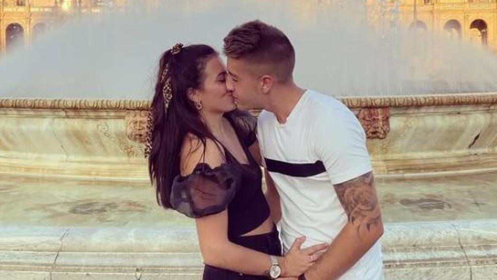 El matrimonio, besándose.