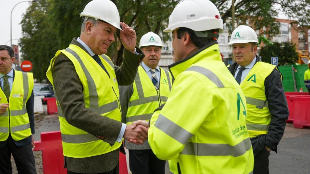 José Luis Sanz saluda a los responsables de la obra del Metro de Sevilla.