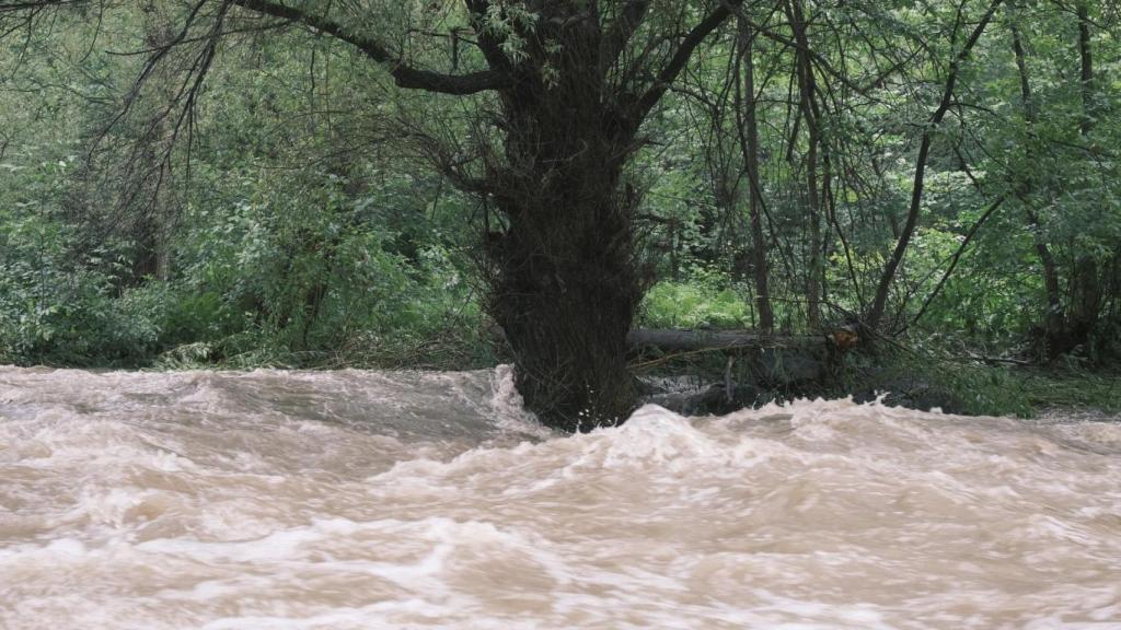 Imagen de archivo de un río en riesgo de desbordamiento