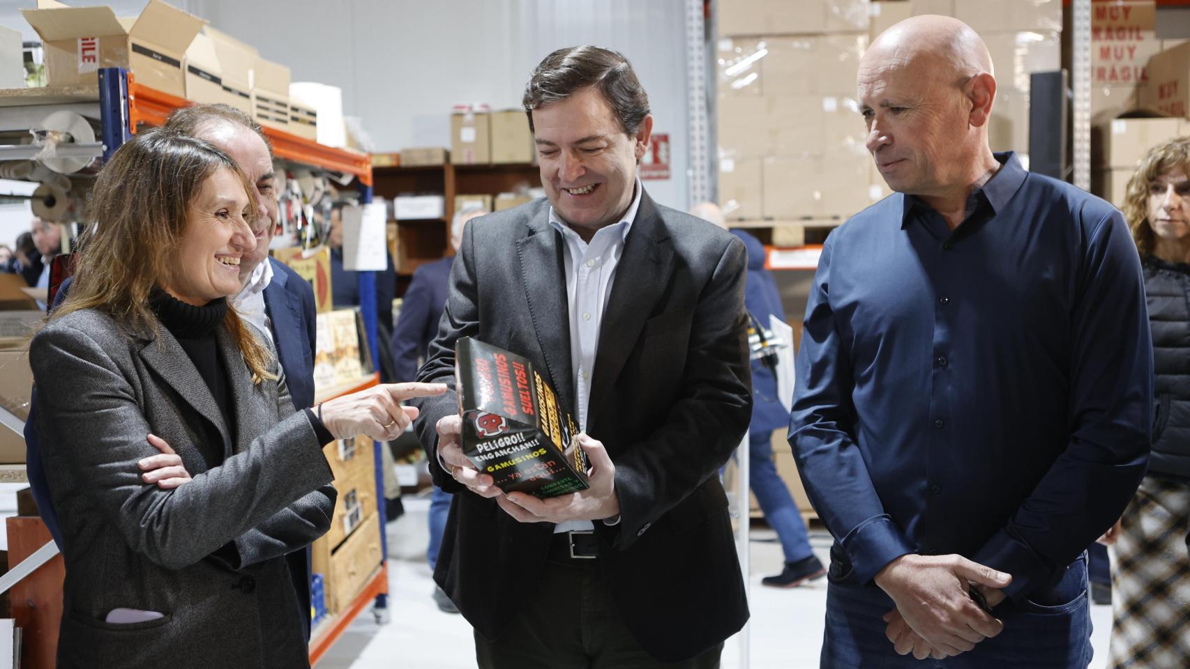 El presidente de la Junta y del PPCyL, Alfonso Fernández Mañueco, durante su visita a Dulces El Beato, en la localidad soriana de El Burgo de Osma, este miércoles