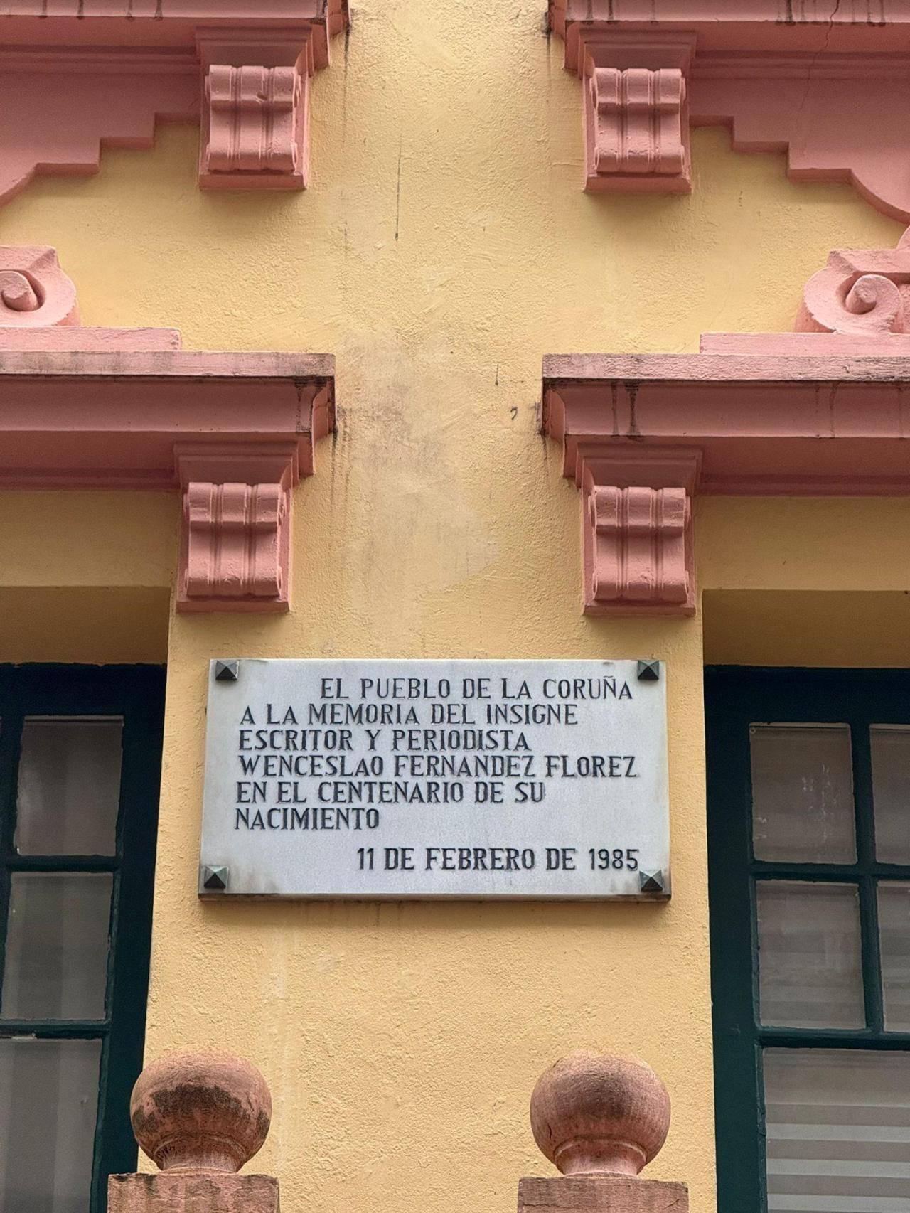 La placa restaurada en memoria de Wenceslao Fernández Flórez