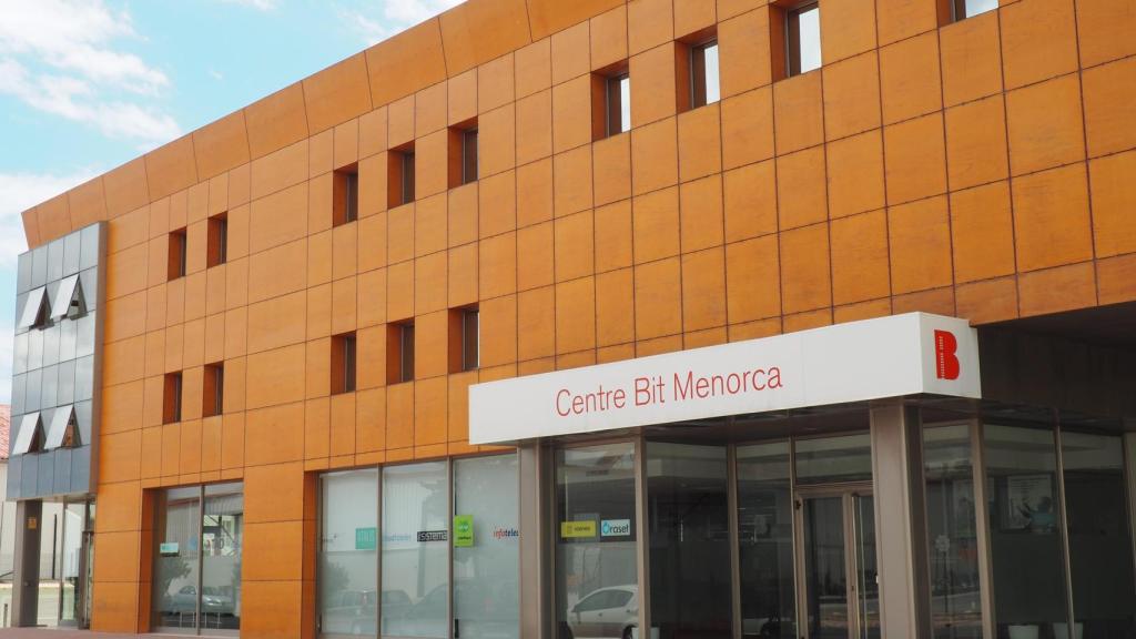 Entrada del CentreBit de Menorca.