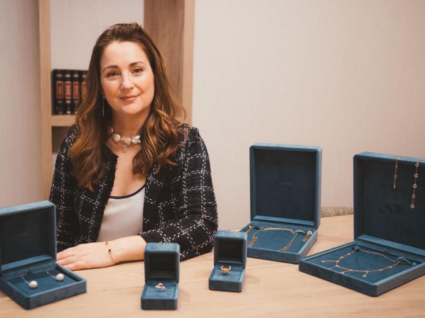 Elena Vicente posa junto a algunos de sus diseños de alta joyería.