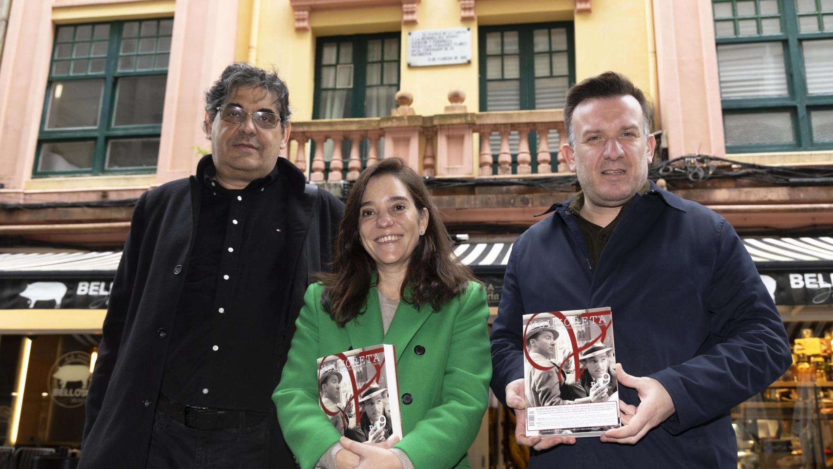 Acto de presentación de la restauración de la placa en la casa natal del escritor, en la calle Torreiro