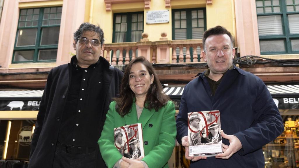 Acto de presentación de la restauración de la placa en la casa natal del escritor, en la calle Torreiro
